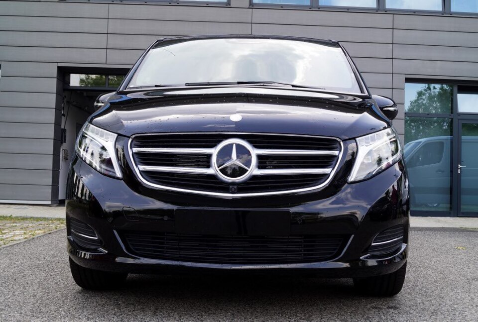 Siyah Mercedes V-Class havalimanı transfer aracı